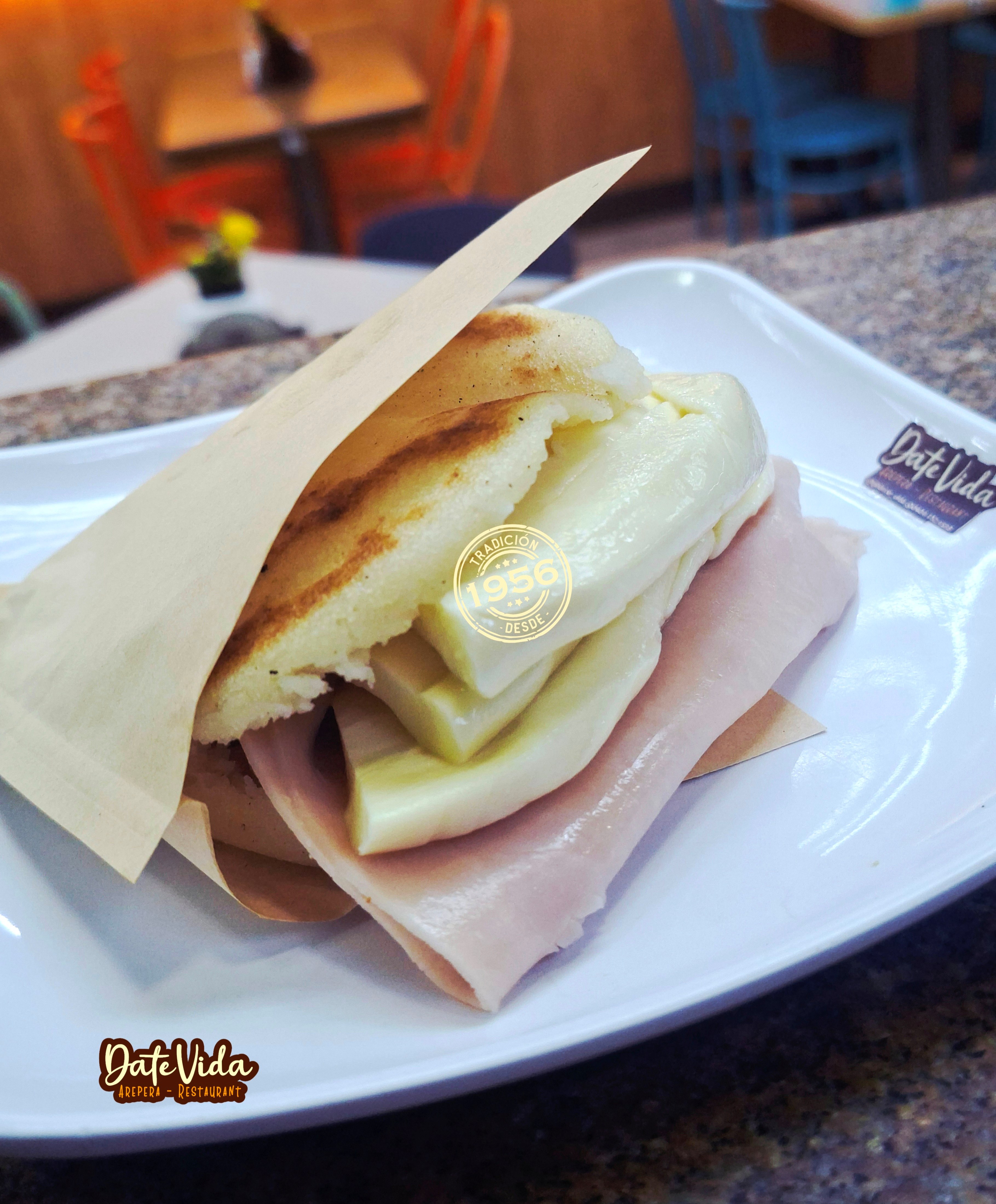Arepa Jamon Y Queso E´mano