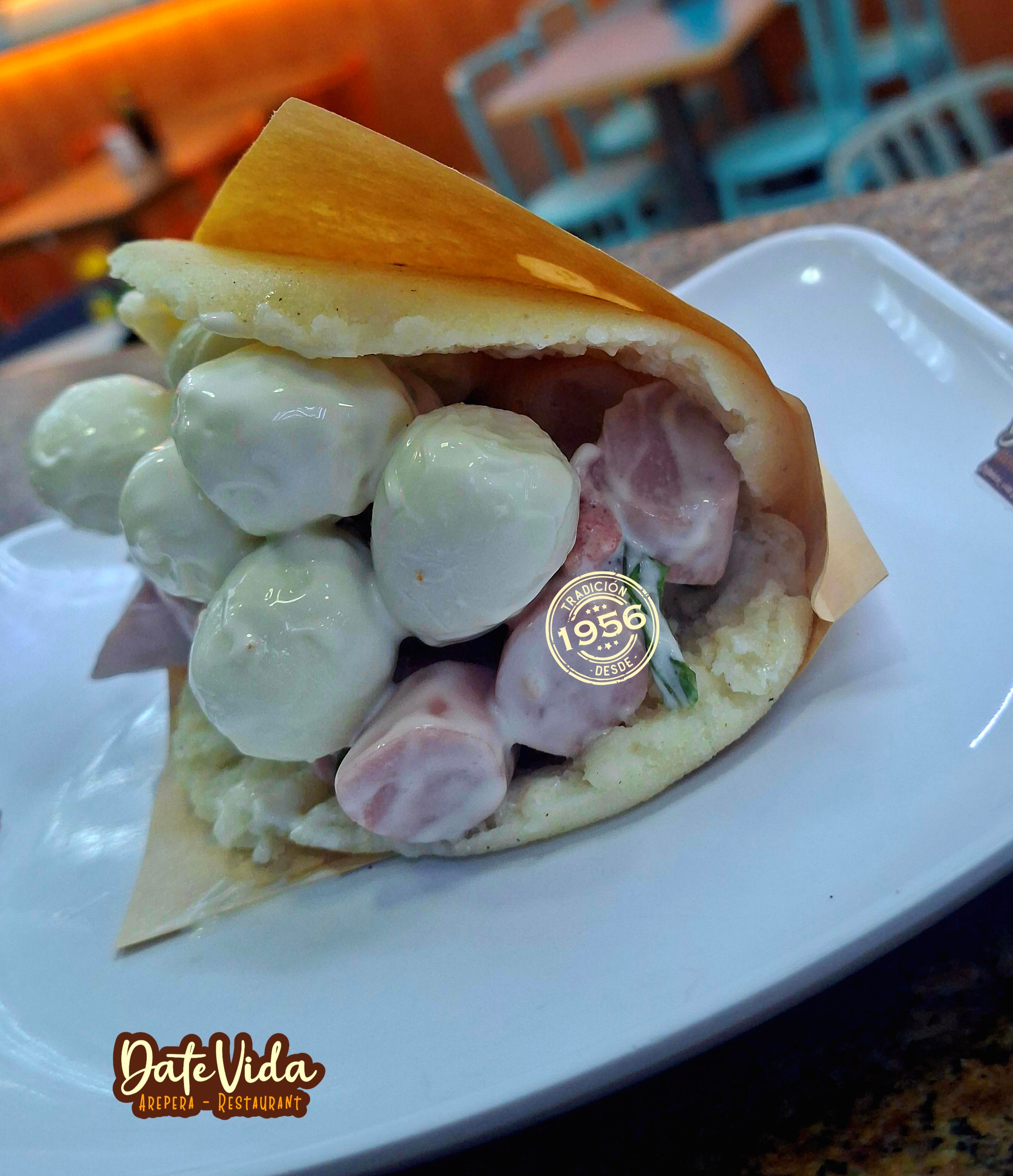 Arepa De Salchichas Frias Y Huevos De Codorniz